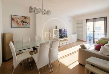 Vivienda amplia y luminosa de 3 habitaciones, con excelente distribución y ventilación natural. Ideal para vivir o invertir. ¡Contacta con MIES Inmobiliaria!