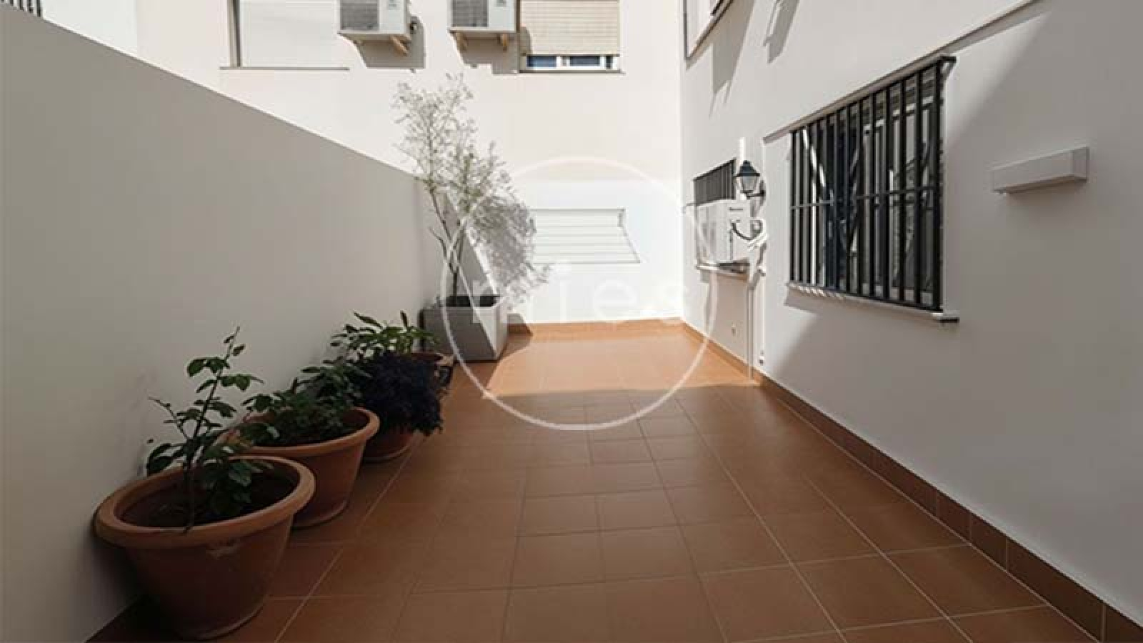 Vivienda amplia y luminosa de 3 habitaciones, con excelente distribución y ventilación natural. Ideal para vivir o invertir. ¡Contacta con MIES Inmobiliaria!