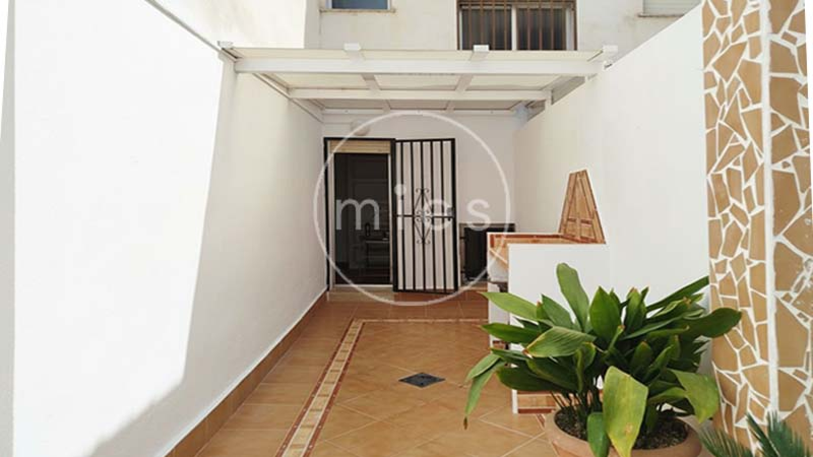 Vivienda amplia y luminosa de 3 habitaciones, con excelente distribución y ventilación natural. Ideal para vivir o invertir. ¡Contacta con MIES Inmobiliaria!