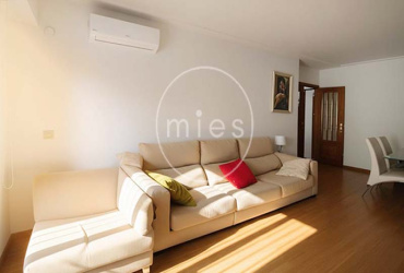 Vivienda amplia y luminosa de 3 habitaciones, con excelente distribución y ventilación natural. Ideal para vivir o invertir. ¡Contacta con MIES Inmobiliaria!