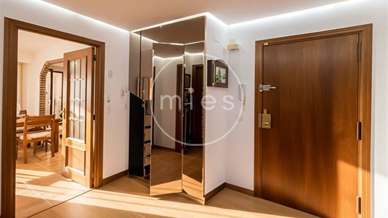 Vivienda amplia y luminosa de 3 habitaciones, con excelente distribución y ventilación natural. Ideal para vivir o invertir. ¡Contacta con MIES Inmobiliaria!