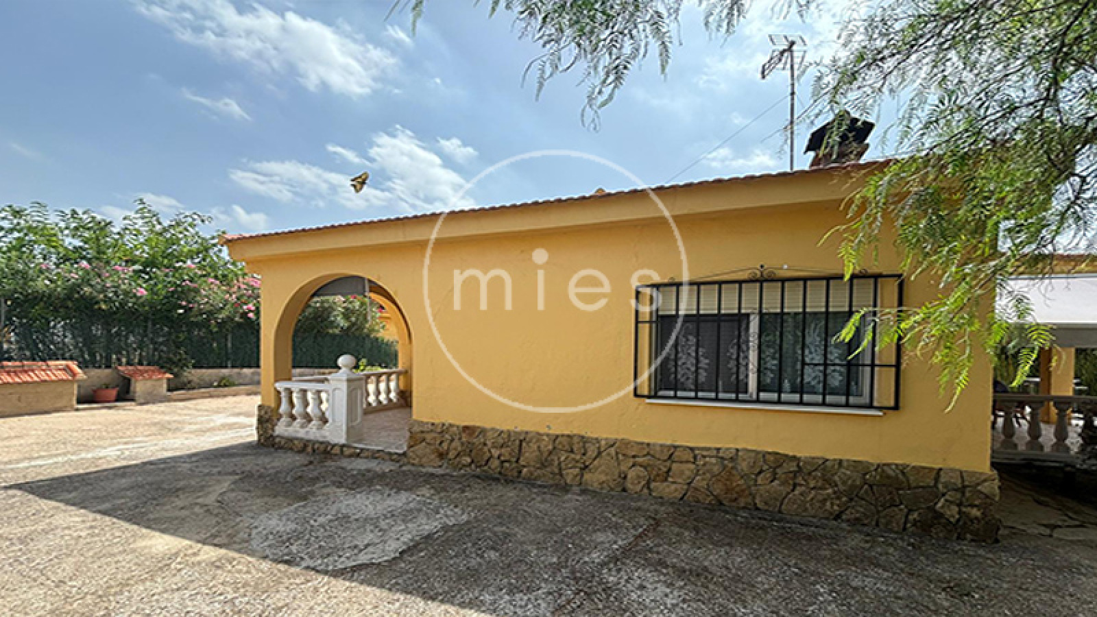 chalet en venta Turís, chalet una planta Turís, casa con piscina Turís, inmobiliaria Turís, comprar chalet Valencia, parcela grande, urbanización Cañapar, casa con jardín Turís, vivienda con porche y garaje