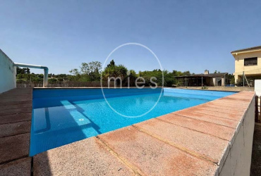 chalet en venta en Turís, chalet con piscina en Turís, casa en venta en Turís, chalet en urbanización Cañapar, chalet en venta Valencia, chalet con parcela grande, chalet con garaje, chalet con paellero, vivienda con piscina Valencia, chalet cerca de Valencia