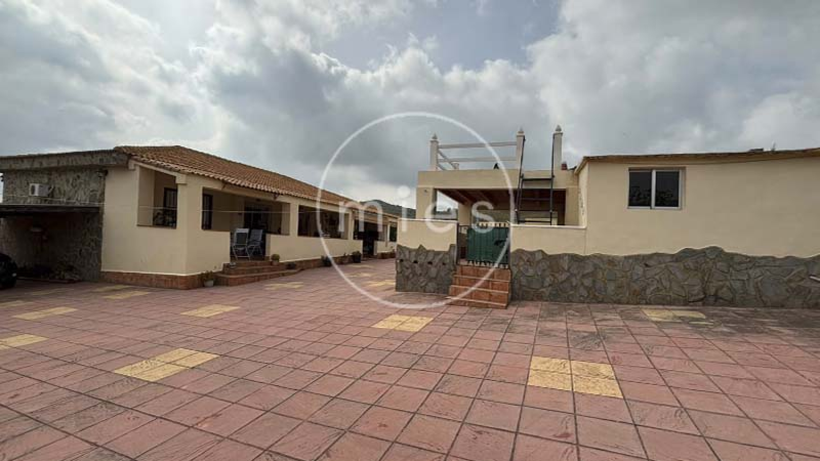chalet en Turís, chalet en venta Turís, chalet con piscina Turís, chalet Valencia, casa en Turís, chalet independiente Valencia, chalet con parcela, chalet con piscina Valencia, vivienda en Turís, casa con jardín, chalet 9 habitaciones, inversión inmobiliaria Turís, alquiler vacacional Turís, chalet para familias, inmobiliaria Turís, MIES Inmobiliaria