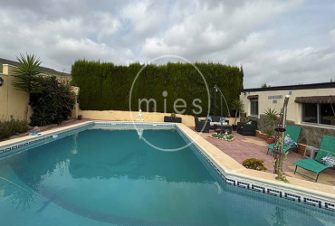 chalet en Turís, chalet en venta Turís, chalet con piscina Turís, chalet Valencia, casa en Turís, chalet independiente Valencia, chalet con parcela, chalet con piscina Valencia, vivienda en Turís, casa con jardín, chalet 9 habitaciones, inversión inmobiliaria Turís, alquiler vacacional Turís, chalet para familias, inmobiliaria Turís, MIES Inmobiliaria