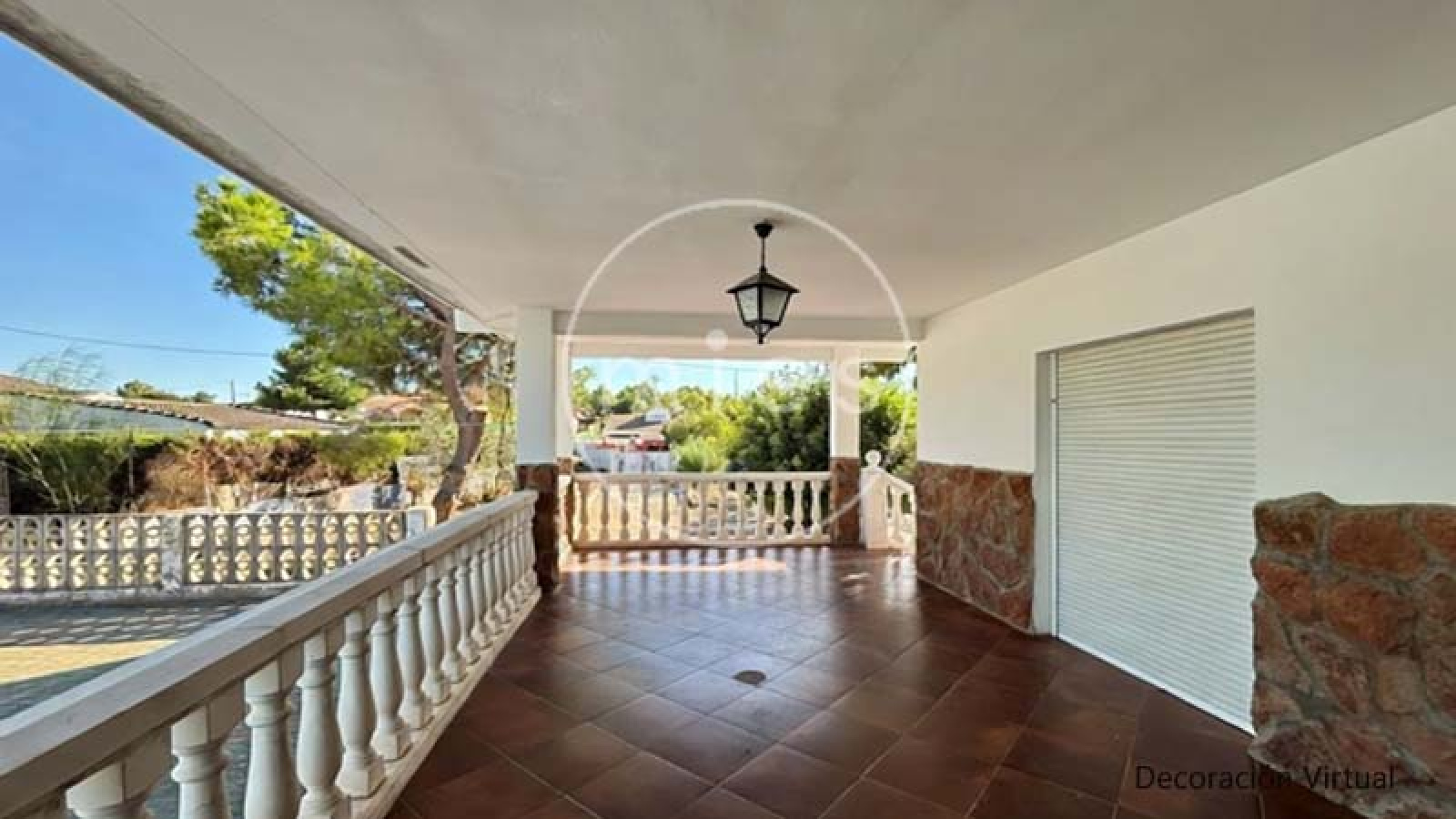 porchada exterior luminosa con jardin 