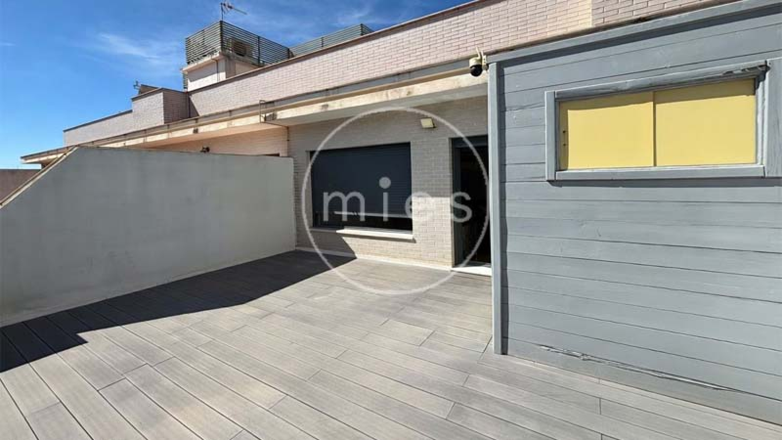 mies inmobiliaria vende piso con gran terraza
