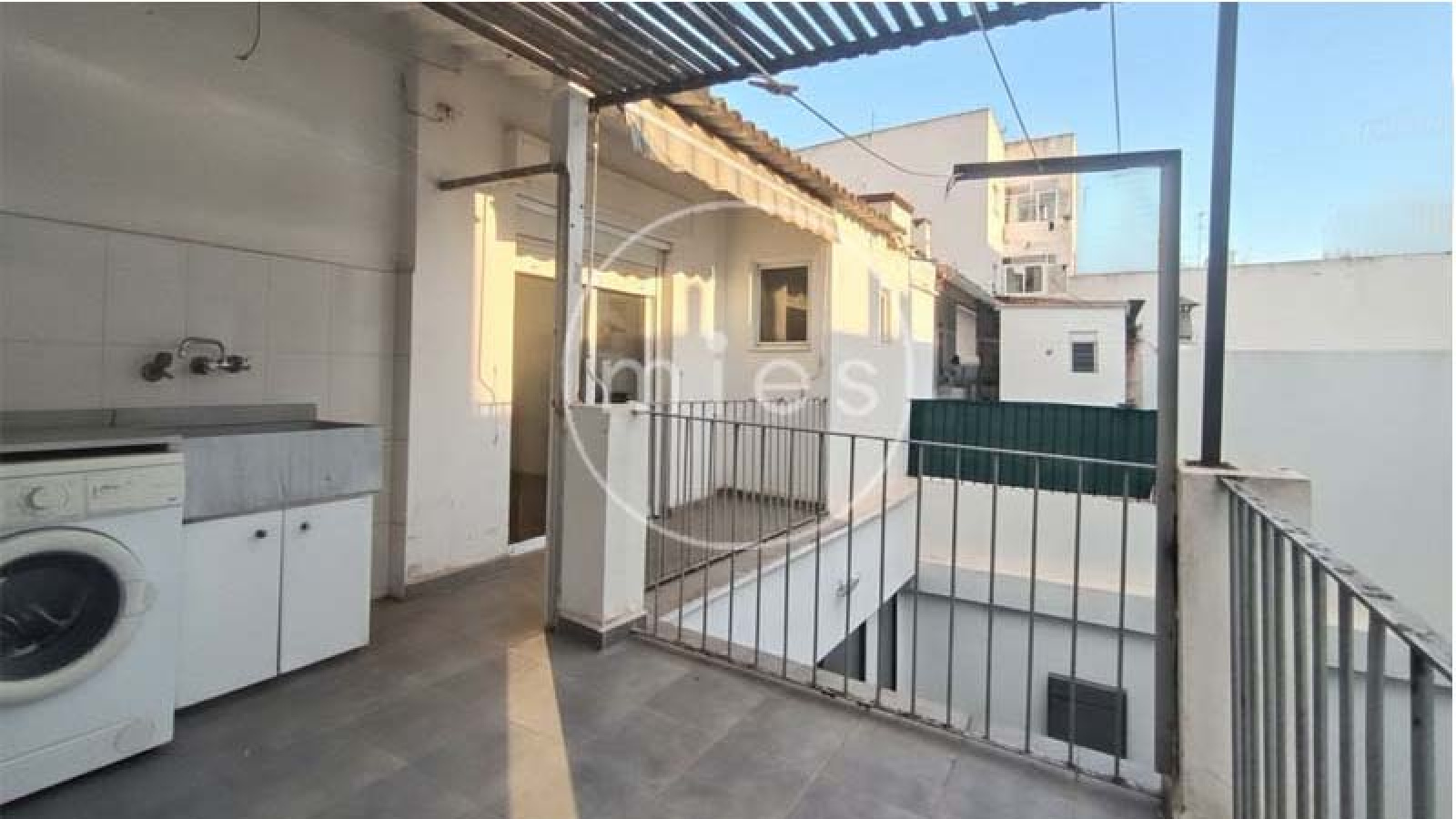 Mies inmobiliaria vende torrent 